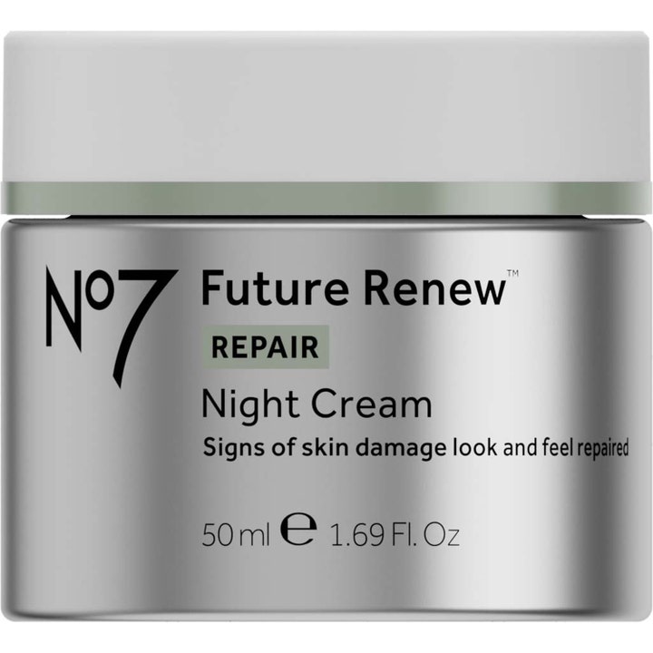 No7 Future Renew Repair Night Cream 50 ml nattkrem som reparerer hudskader i en sølvfarget krukke med hvitt lokk.