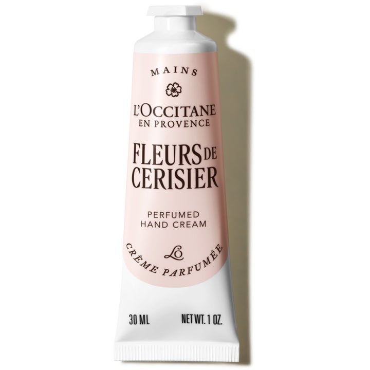 L'Occitane Fleurs de Cerisier 30 ml mykgjørende håndkrem i en rosa og hvit tube med hvitt skrulokk.