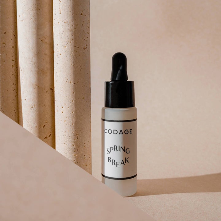 Codage Paris Spring Break Serum 10 ml oppfriskende detox ansiktsserum i frostet glassflaske ved beige steinsøyler