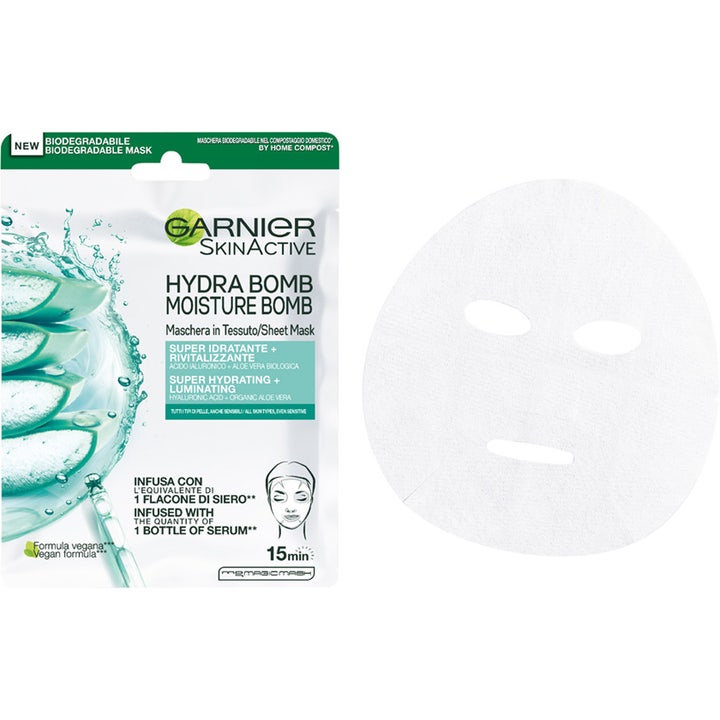 Garnier Moisture Bomb Aloe 28 g fuktighetsgivende sheetmaske og utbrettet hvit ansiktsmaske ved sachet