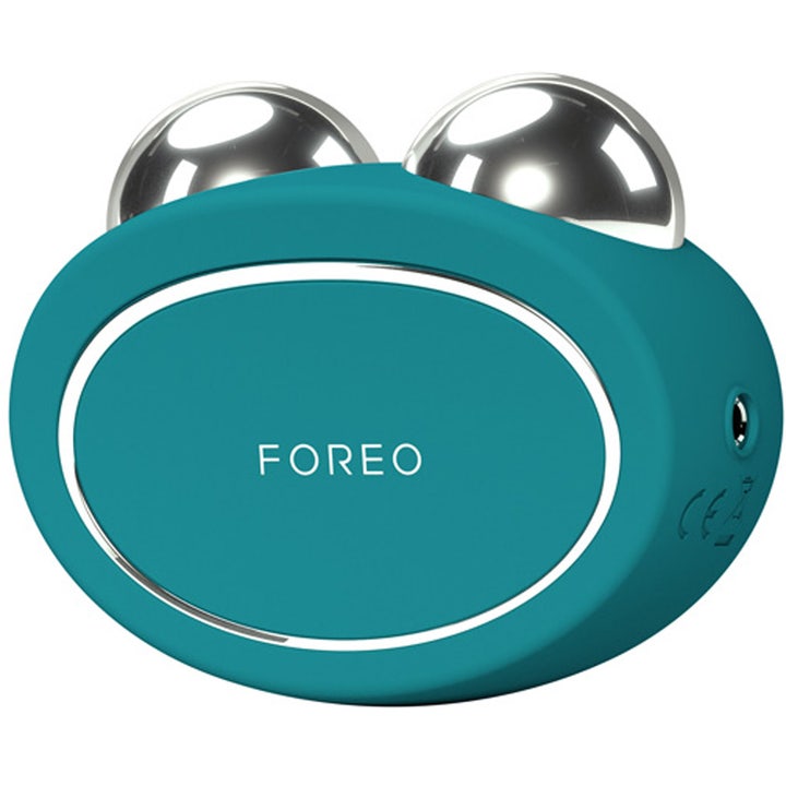 FOREO BEAR 2 Evergreen ansiktsløftende mikrostrømenhet i mørkegrønn silikon med to sølvfargede kuler.
