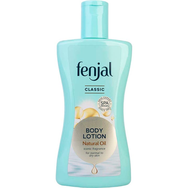 Fenjal Classic Body Lotion Natural Oil fuktighetsgivende kroppskrem i en lyseblå buet plastflaske med vippelokk.