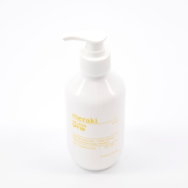 Meraki Sun Lotion SPF 30 275 ml fuktighetsgivende solkrem i hvit pumpeflaske med gul tekst