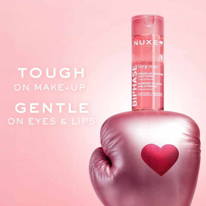 Nuxe Very Rose Biphase Makeup Remover 100 ml skånsom sminkefjerner på en rosa boksehanske med et rødt hjerte.