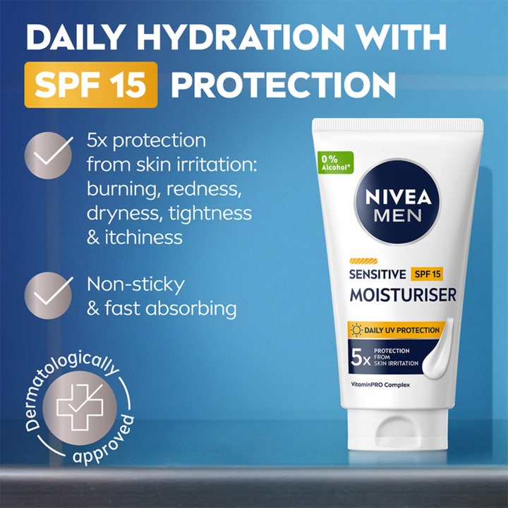 NIVEA MEN Sensitive Moisturiser 75 ml fuktighetskrem med SPF 15 i hvit tube som beskytter mot hudirritasjon.