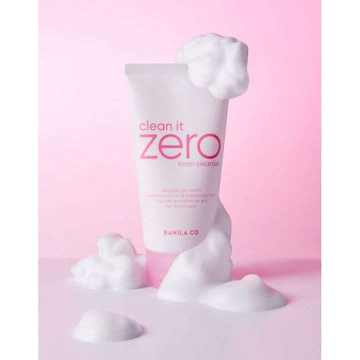 Banila Co Clean It Zero Foam Cleanser 150 ml fuktighetsgivende rengjøringsskum i hvit tube omgitt av luftig hvitt skum.