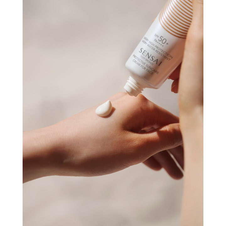 Sensai Silky Bronze Protective Cream Face SPF50+ 50 ml solkrem gir høy beskyttelse med hvit tekstur fra hvit tube.