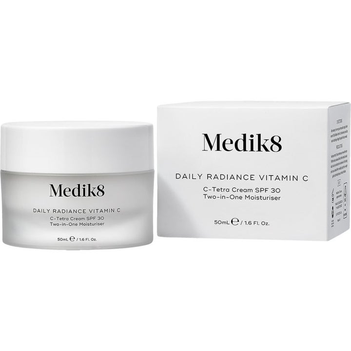 Medik8 Daily Radiance Vitamin C 50 ml fuktighetskrem med SPF 30 i frostet glasskrukke ved siden av hvit eske