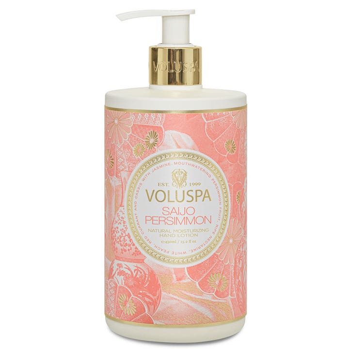 Voluspa Saijo Persimmon 450 ml fuktighetsgivende håndkrem i dekorativ ferskenfarget pumpeflaske med gulldetaljer.
