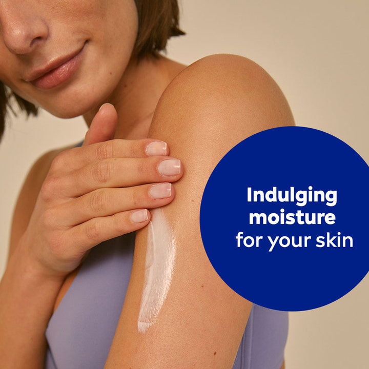 NIVEA Smooth Caring Lotion 250 ml body lotion kvinne påfører hvit krem med teksten Indulging moisture for your skin