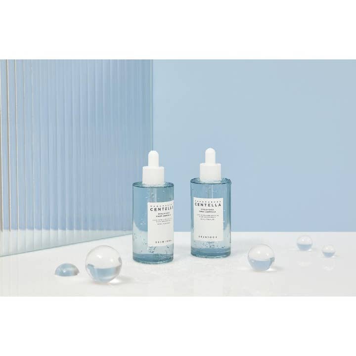 SKIN1004 Madagascar Centella Hyalu-Cica First Ampoule 100 ml fuktighetsgivende serum i blå glassflasker med hvite pipetter