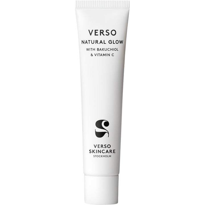 Verso Natural Glow 30 ml ansiktskrem med bakuchiol og vitamin C gir glød i en minimalistisk hvit tube.