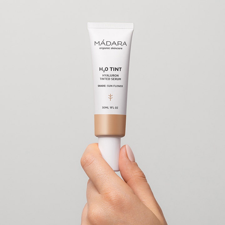 MÁDARA H2O Tint 30 ml farget serum i hvit tube som gir glød og fuktighet i nyansen Sun Flower.