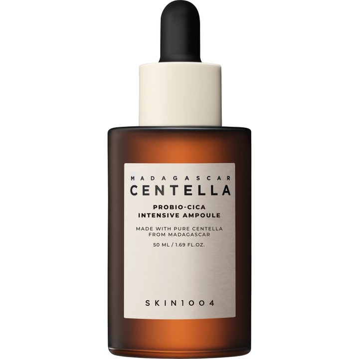 Skin1004 Madagascar Centella Probio-Cica Ampoule 50 ml beroligende ansiktsserum i mørkebrun glassflaske med pipette.
