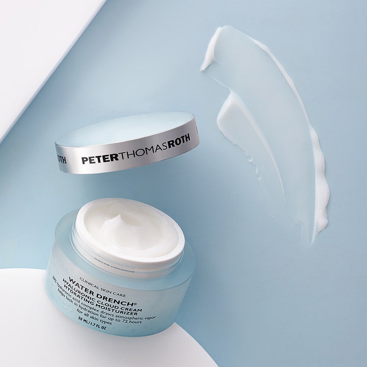 Peter Thomas Roth Water Drench Cloud Creme 50 ml fuktighetskrem i blå krukke med hvit, luftig tekstur