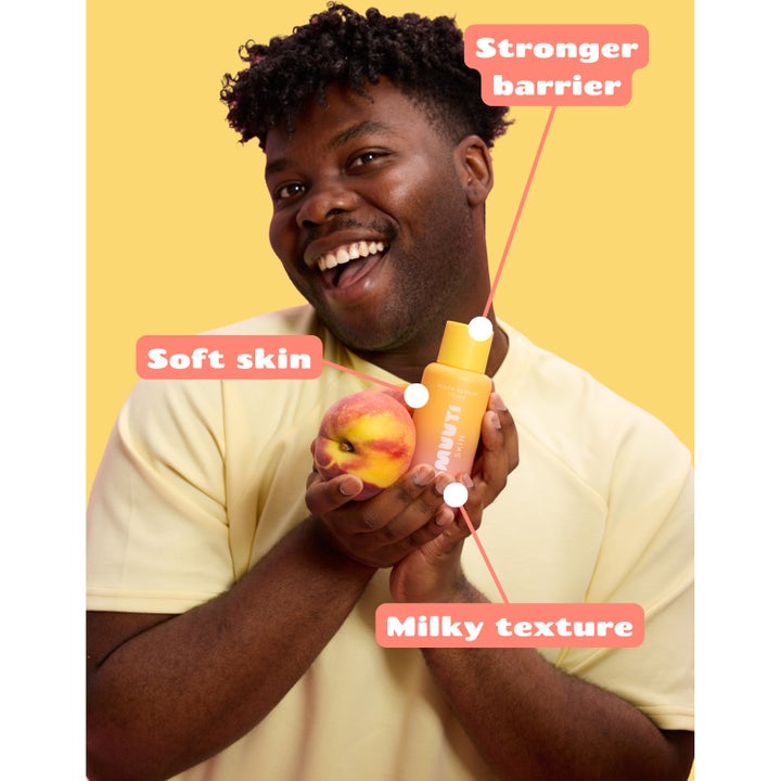 Smuuti Skin Peach Barrier Toner 130 ml styrkende toner holdt av en smilende mann sammen med en fersken.