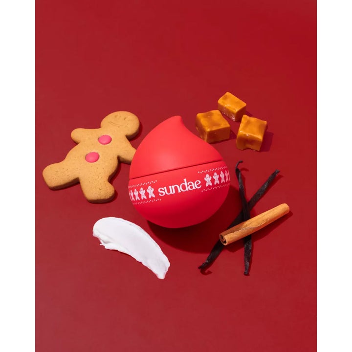 Sundae Whipped Body Moisturiser Gingerbread 220 ml fuktighetskrem i rød krukke med hvit tekstur og pepperkaker
