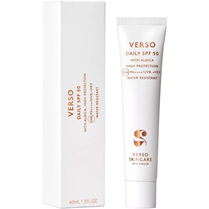 Verso N°2 Daily SPF 50 40 ml dagkrem med Algica gir høy beskyttelse i hvit tube og eske med bronsefarget tekst