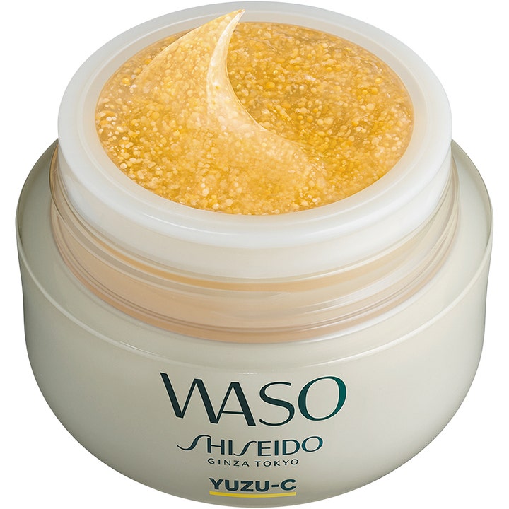 Shiseido Waso Yuzu-C Beauty Sleeping Mask 50 ml nattmask i åpen krukke med gul gelétekstur og små kapsler