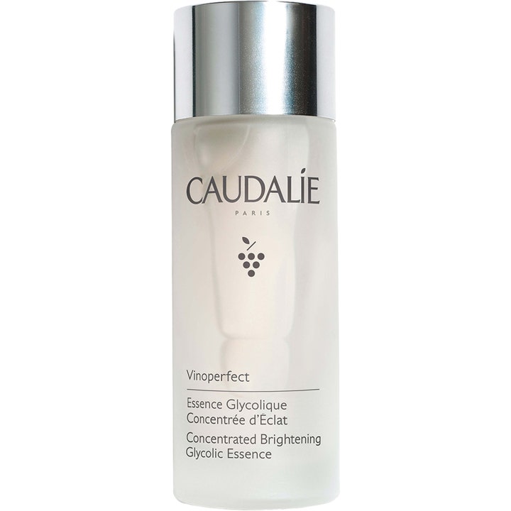 Caudalie Vinoperfect Concentrated Brightening Glycolic Essence 150 ml gir glød i en frostet glassflaske med sølvkork.