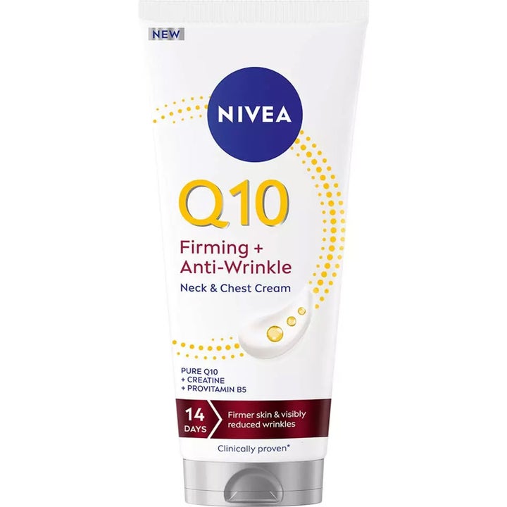 Nivea Q10 Firming + Anti-Wrinkle Neck & Chest Cream gir fastere hud i hvit tube med gule detaljer og sølvfarget kork.
