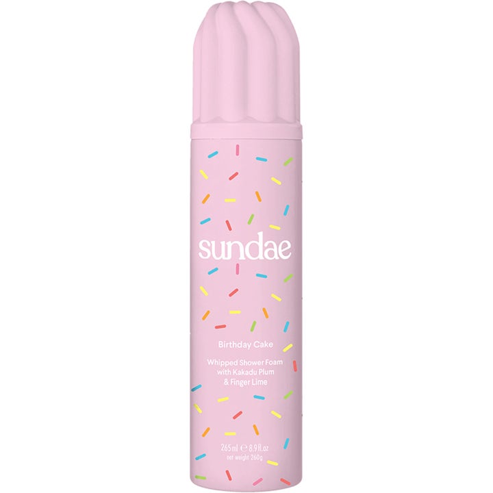 Sundae Birthday Cake Whipped Shower Foam 265 ml pleiende dusjskum i rosa sprayflaske med fargerikt strøsselmønster