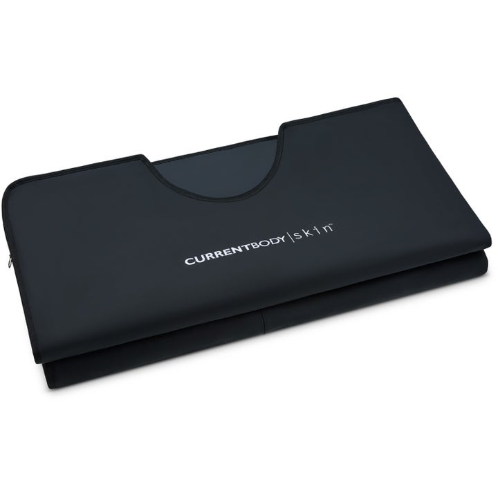 Currentbody Skin Sauna Blanket infrarød badstue for restitusjon er et svart sammenfoldet teppe med hvit logo