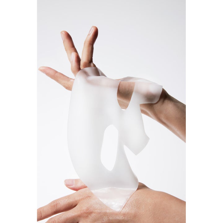 Biodance Hydro Cera-Nol Real Deep Mask 136 g beroligende sheet mask i hvit hydrogel som viser myk tekstur.