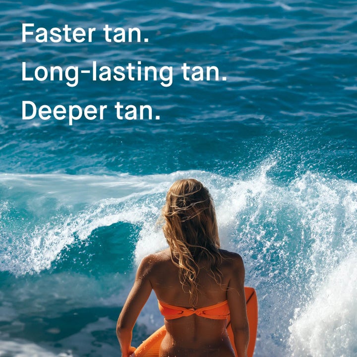 EVY Technology Daily Tan Activator Duo hudpleie kvinne med surfebrett i havet og tekst om dypere brunfarge