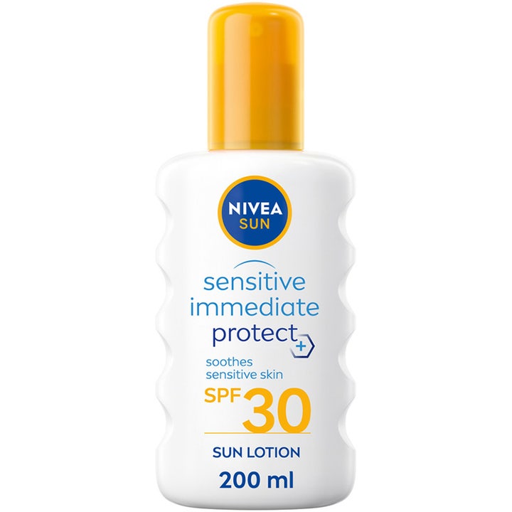 Nivea Sun Sensitive Immediate Protect 200 ml solkrem som beroliger huden i hvit sprayflaske med gult lokk