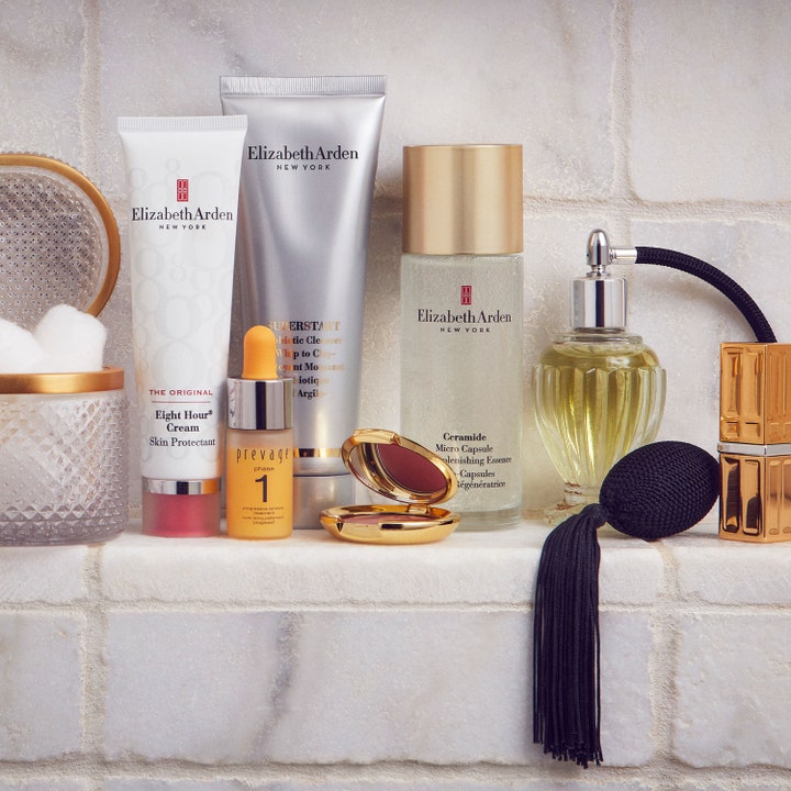 Elizabeth Arden Eight Hour Cream 50 ml ansiktskrem i hvit tube i et luksuriøst miljø med andre hudpleieprodukter.
