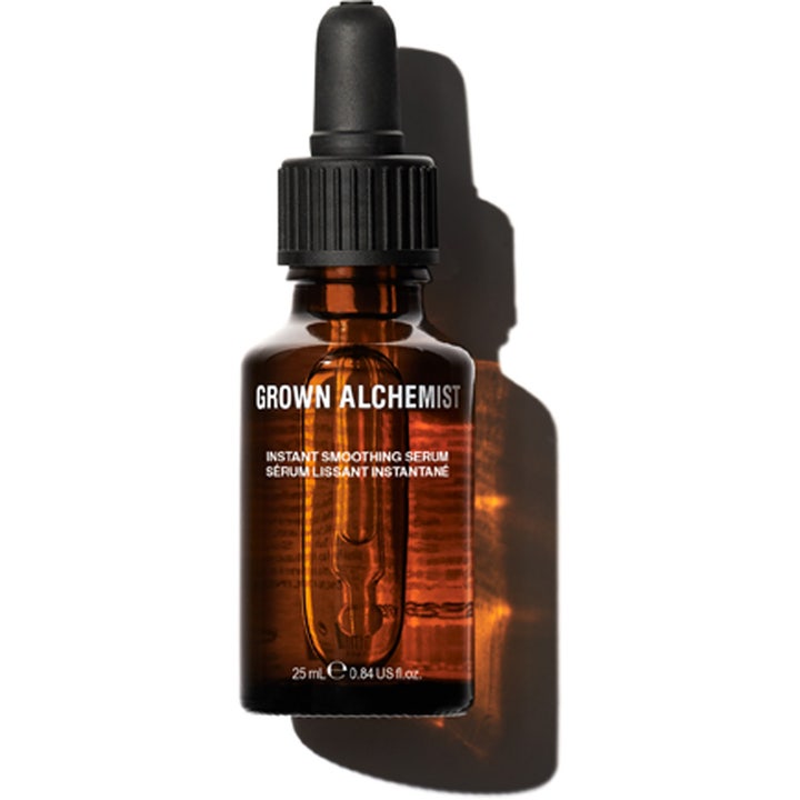 Grown Alchemist Instant Smoothing Serum 25 ml utglattende ansiktsserum i brun glassflaske med pipette og sort lokk
