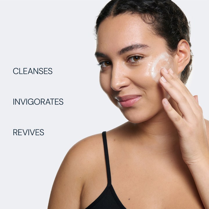Elemis Pro-Collagen Energising Marine Cleanser 150 ml rengjøringsgel i turkis flaske med alger og mineraler