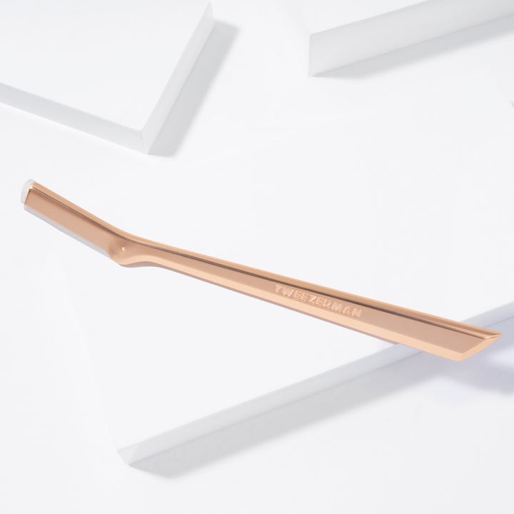 Tweezerman Facial Razor Rose Gold 1 stk ansiktshøvel fjerner hår og gir jevn hud på hvit bakgrunn