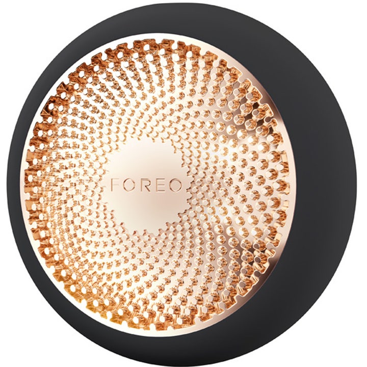 FOREO UFO™ 3 Black 1 stk beauty tech for dyp fuktighet har en matt svart ramme og rosegullfarget teksturert plate.