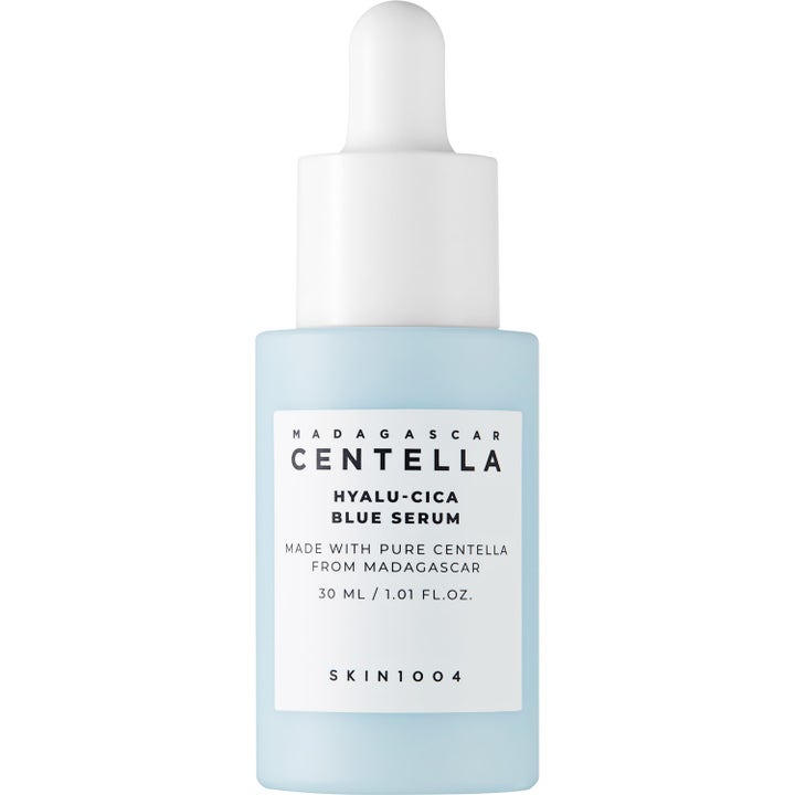 SKIN1004 Madagascar Centella Hyalu-Cica Blue Serum 30 ml beroligende serum i lyseblå frostet flaske med hvit pipette
