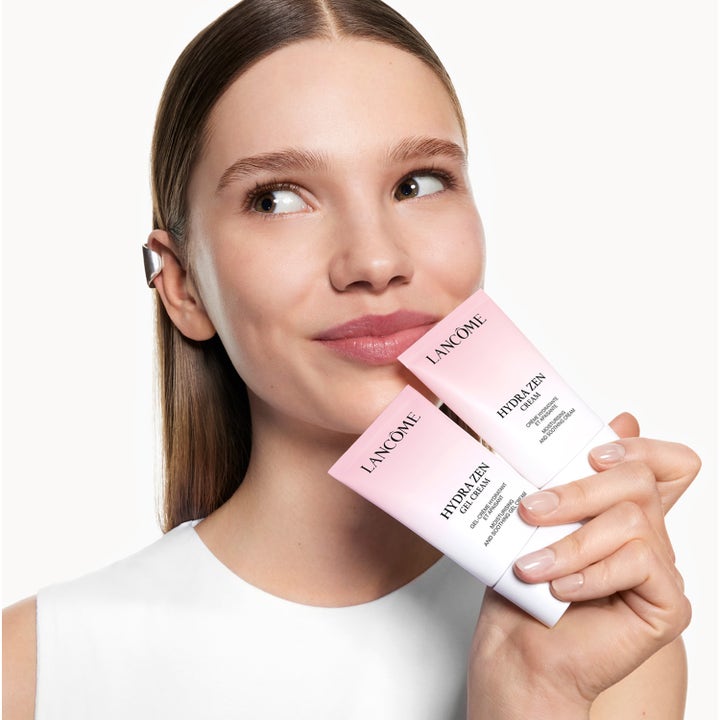Lancôme Hydra Zen Anti-Stress Day Cream 30 ml beroligende dagkrem i rosa tuber som holdes av en kvinne.