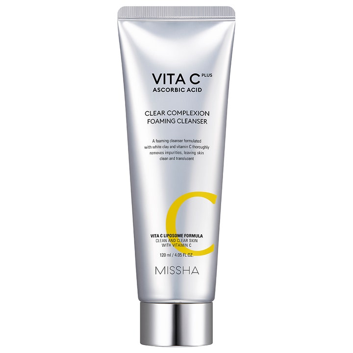 Missha Vita C Plus Foaming Cleanser 120 ml gir klar hud i en sølvfarget tube med gul detalj og sølvfarget kork.
