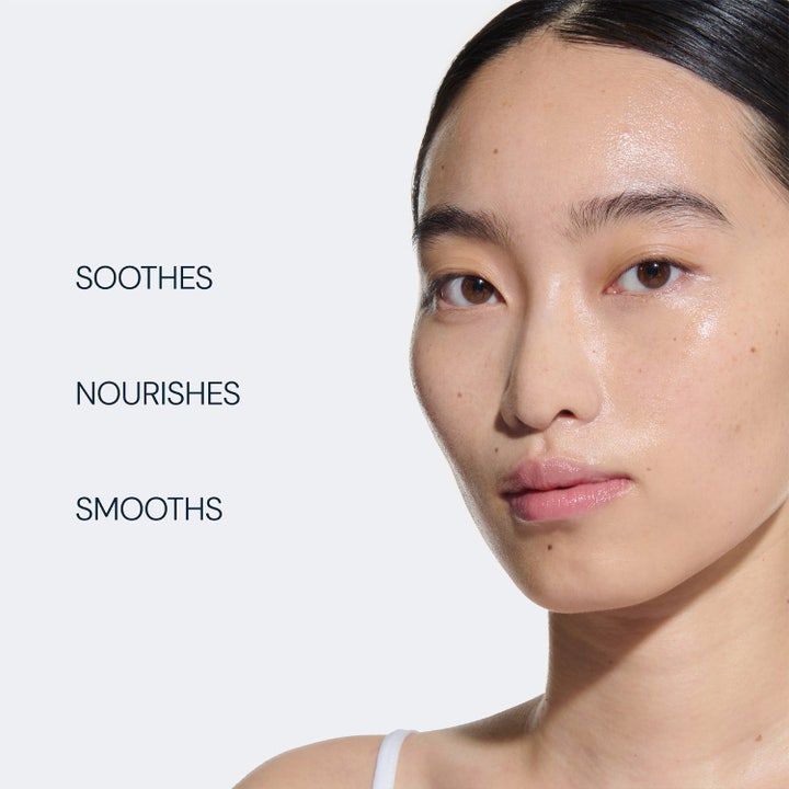 Elemis Pro-Collagen Rose Facial Oil 15 ml beroligende ansiktsolje på kvinne med tekstene soothes nourishes smooths