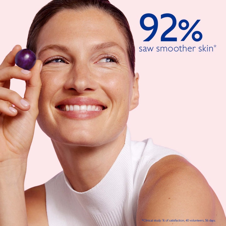 Caudalie Resveratrol-Lift Cashmere Cream 40 ml oppstrammende dagkrem kvinne med drue og tekst 92% saw smoother skin