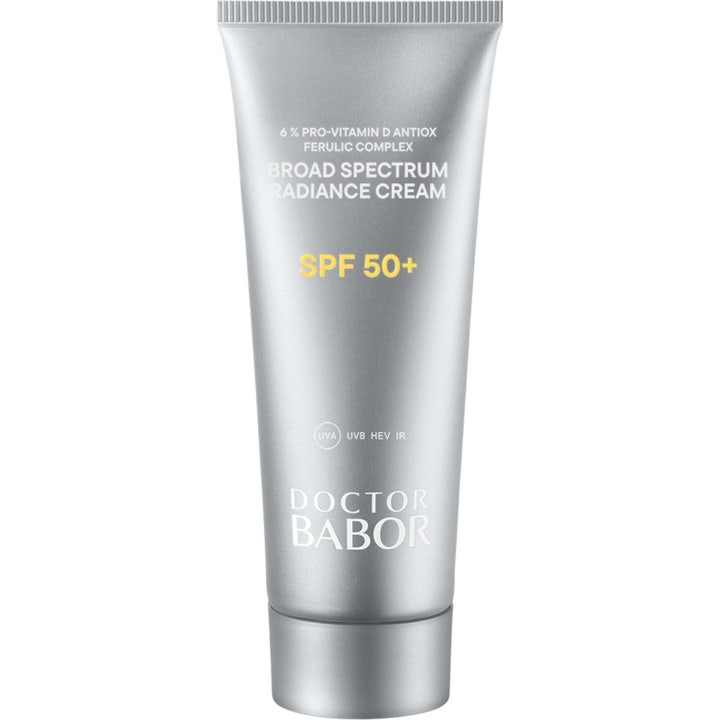 Doctor Babor Broad Spectrum Radiance Cream SPF 50+ beskyttende solkrem i sølvfarget tube som gir huden ny glød