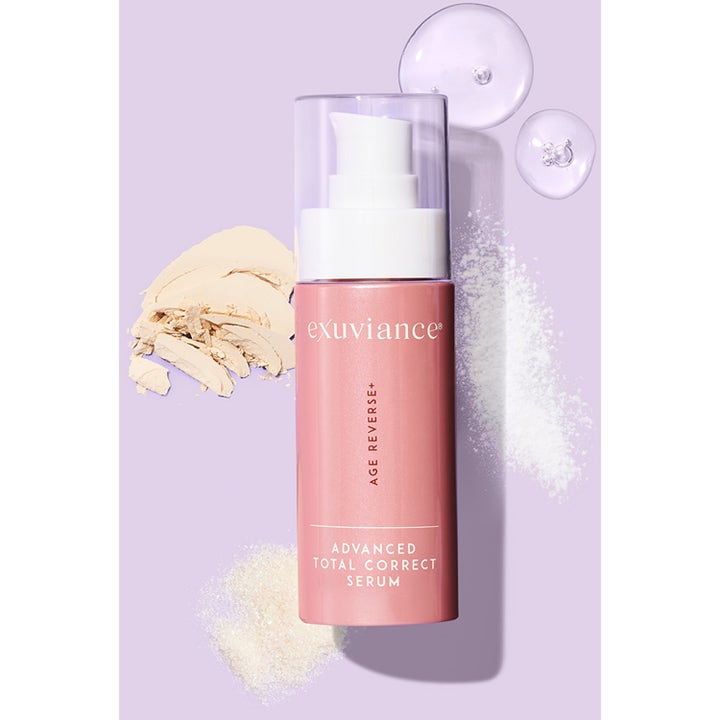 Exuviance Age Reverse Total Correct + Sculpt Serum 30 ml oppstrammende ansiktsserum i rosa flaske med hvit pumpe.