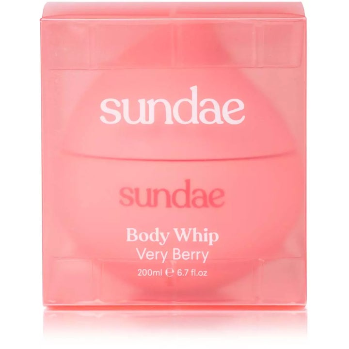 Sundae Whipped Body Moisturiser Very Berry 200 ml fuktighetsgivende krem i rund rosa krukke og gjennomsiktig eske