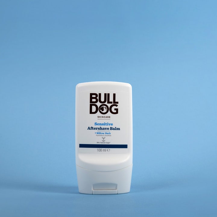 Bulldog Sensitive After Shave Balm 100 ml beroligende after shave i hvit tube som fukter og lindrer med Willow Herb.