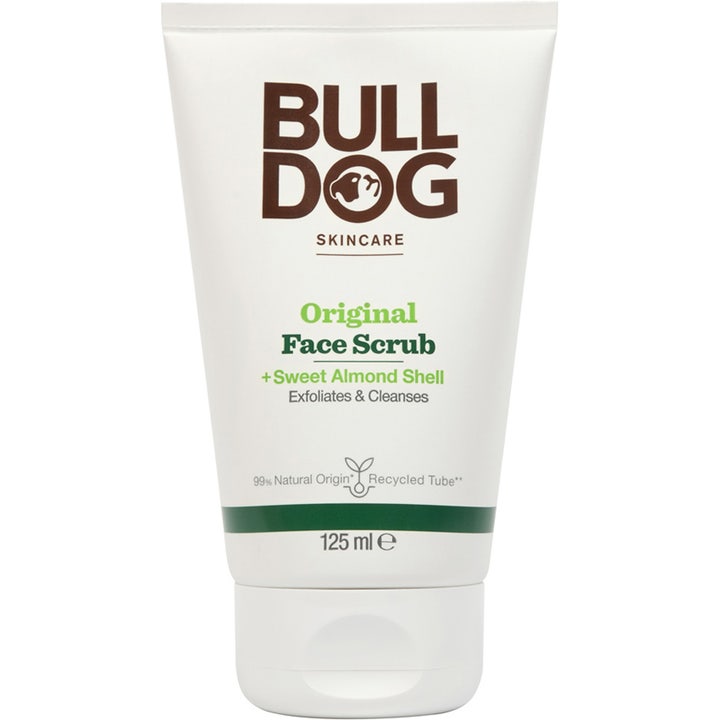 Bulldog Original Face Scrub 125 ml eksfolierende ansiktsskrubb med mandelskall i hvit tube med grønn tekst.