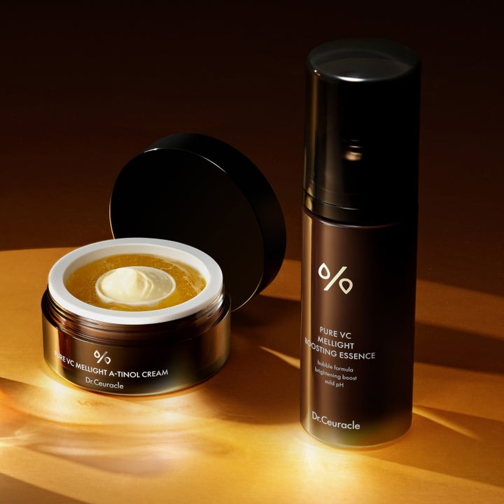 Dr. Ceuracle Pure VC Mellight A-tinol Cream 70 g ansiktskräm med vitamin c og retinol viser en hvit krem i gyllen gelé.