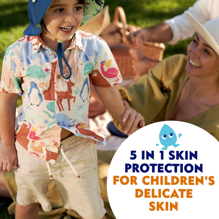 NIVEA Sun Kids Protect & Sensitive Spray 200 ml solkrem for barn beskytter huden vist med barn og mor utendørs