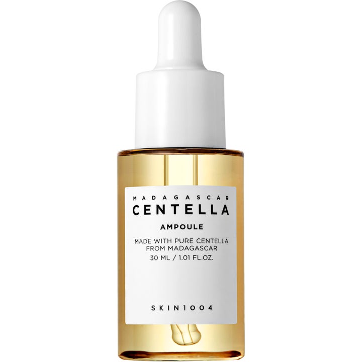 SKIN1004 Madagascar Centella Ampoule 30 ml beroligende ansiktsserum i glassflaske med hvit pipette og gyllen væske