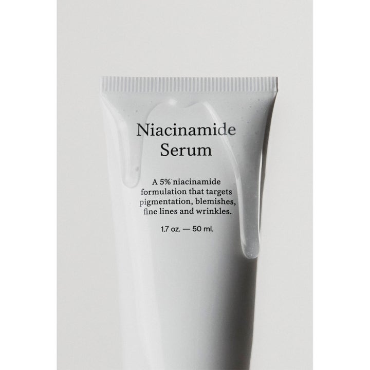 Jorgobé Niacinamide Serum 50 ml ansiktsserum mot urenheter i hvit tube med klar flytende tekstur som renner.