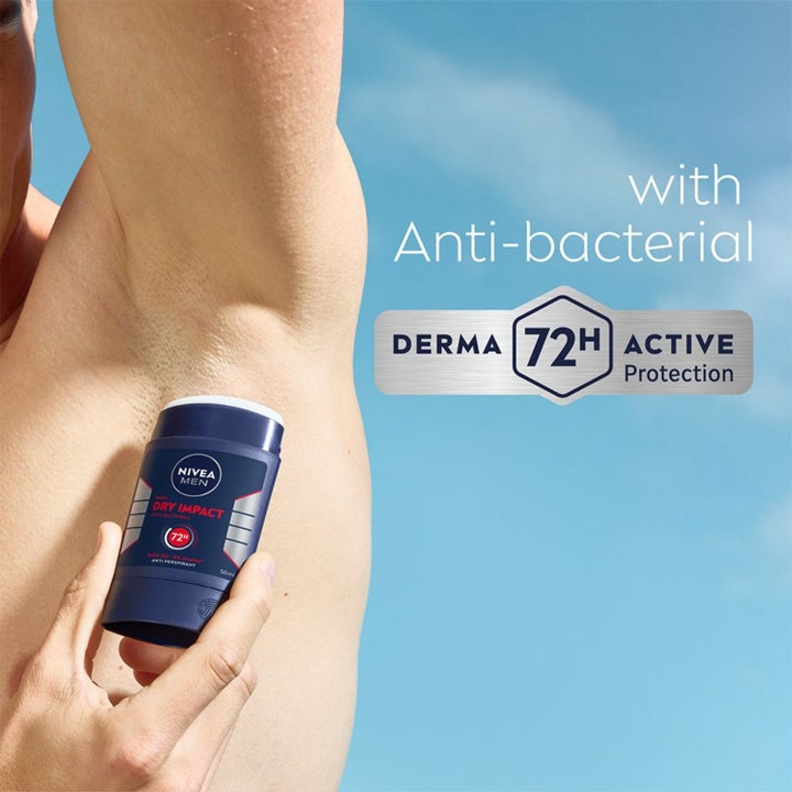 NIVEA Dry Impact Stick 50 ml herredeodorant i bruk gir antibakteriell derma 72 timers aktiv beskyttelse.